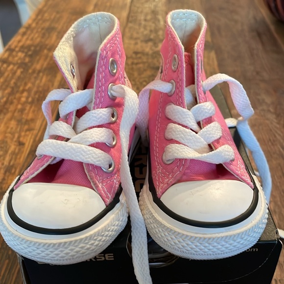 EUC LIKE NEW Converse Lace-up Chuck Taylor’s for Infants & Toddlers Sz 2 PINK - Picture 3 of 9